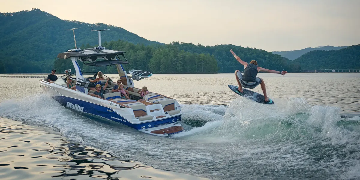 Malibu 26 LSV: Varend met wakeboarder