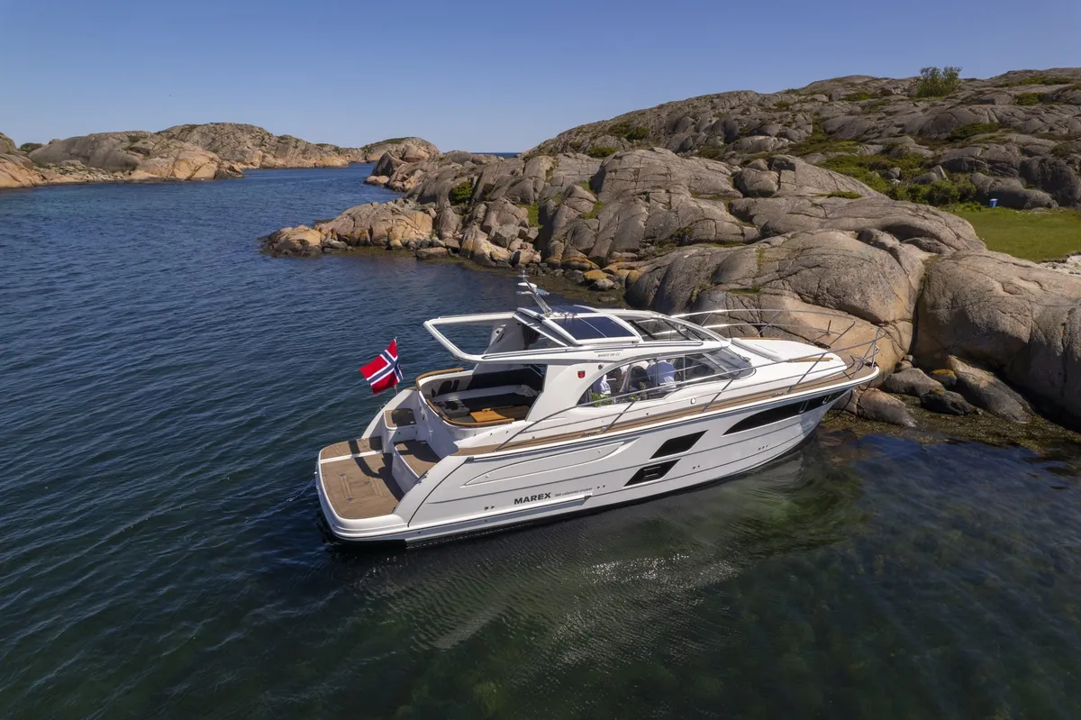 Marex 360 Cabriolet Cruiser: Boot afgemeerd bij rotsen