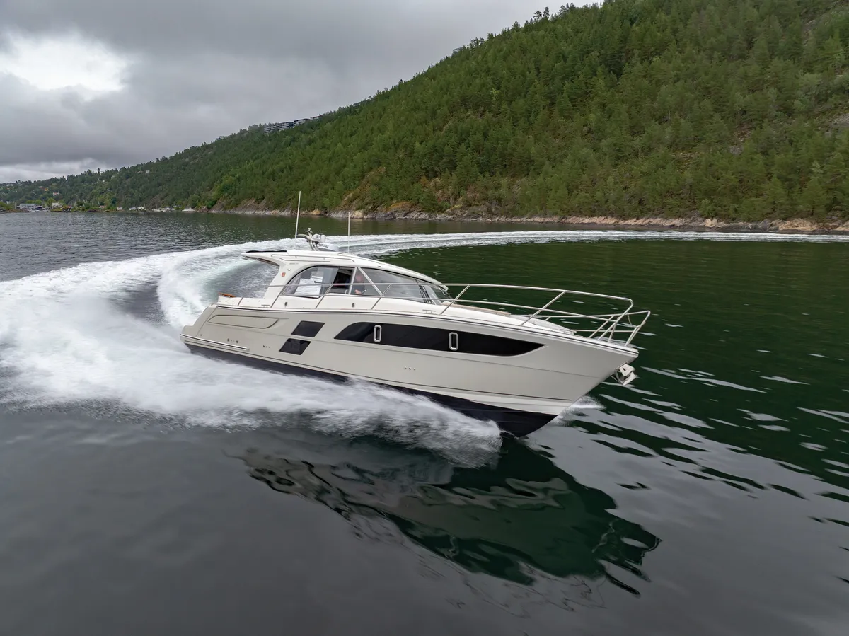 Marex 375: Boot varend op fjord