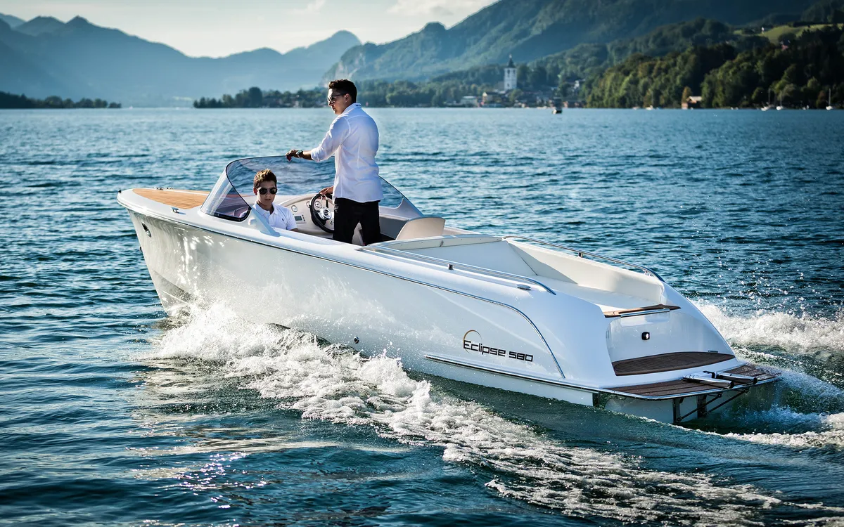 Marian Eclipse 580: Speedboot varend op meer