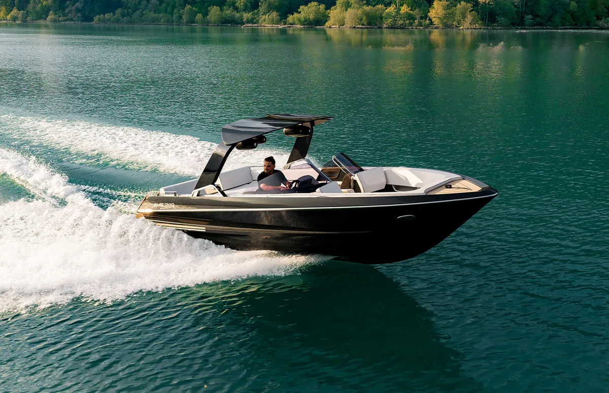 Marian EVO 700: Speedboot varend op meer