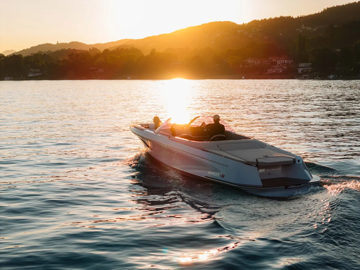 Marian M 800-R: Sportboot varend in tegenlicht