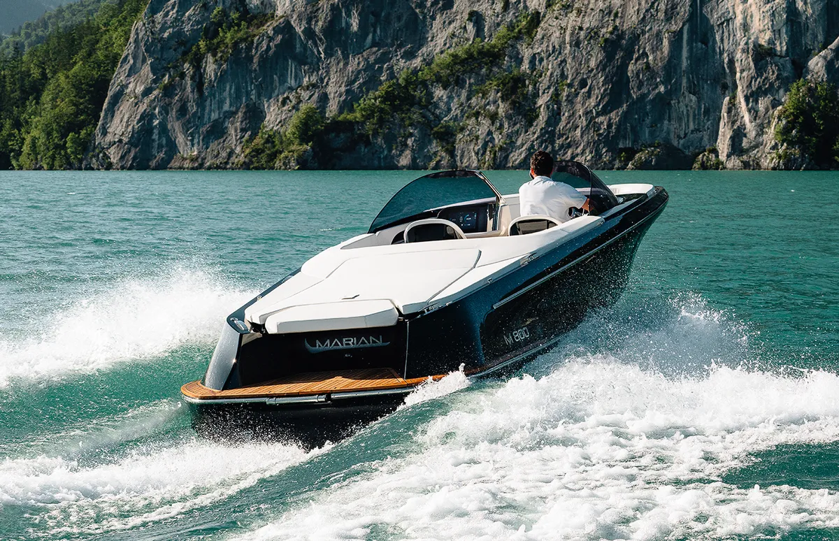 Marian M 800 Spyder: Bowrider varend langs rotskust
