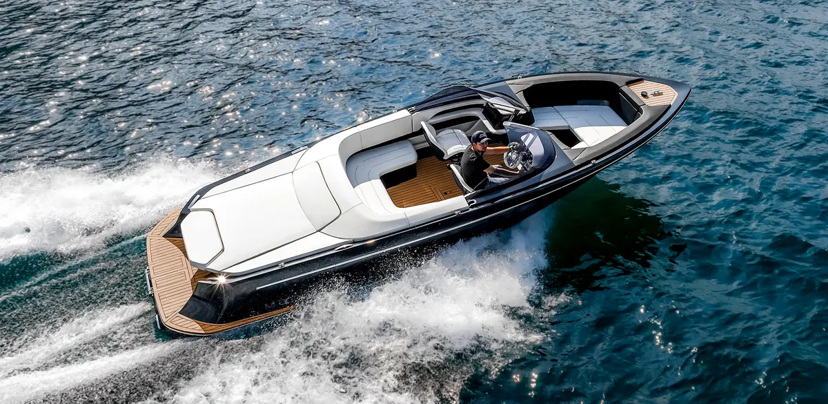 Marian M 800 Spyder: Bowrider varend van bovenaf
