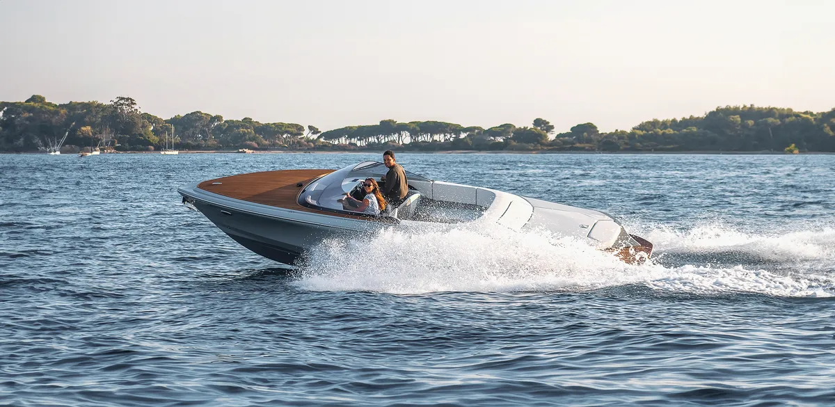 Marian M 800: Sportboot varend op meer