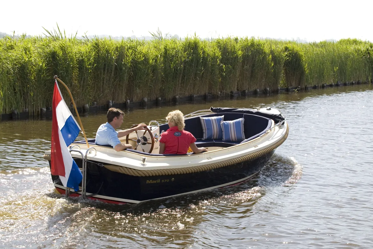 Maril 570: Sloep vaart door rietvegetatie