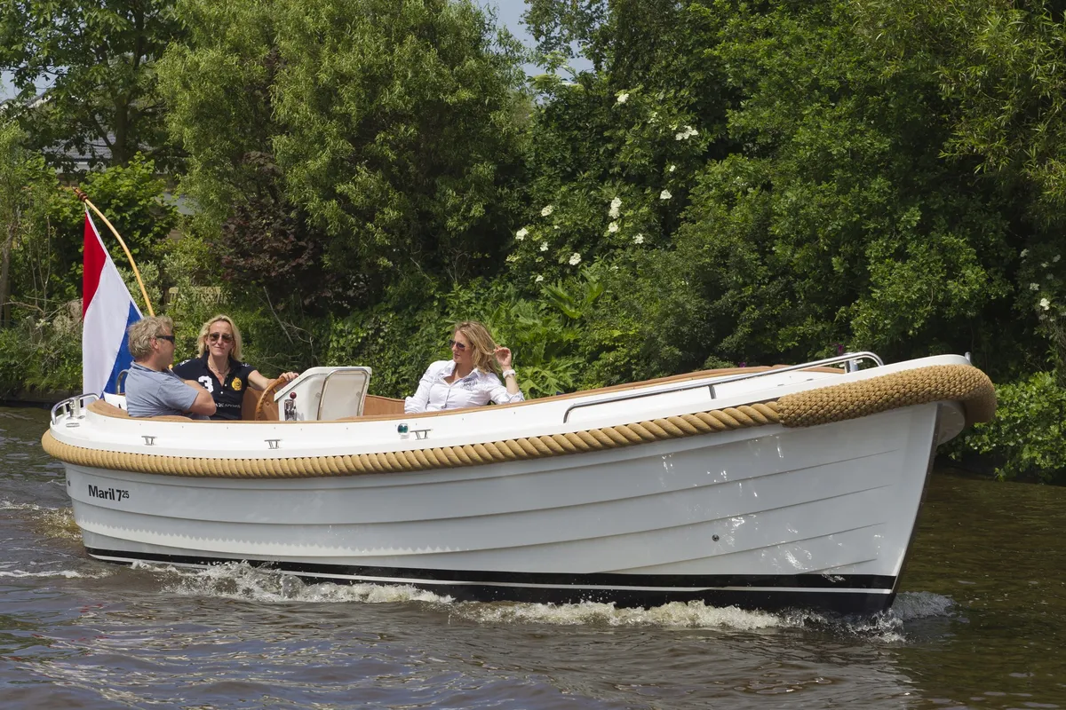 Maril 725: Sloep varend op water