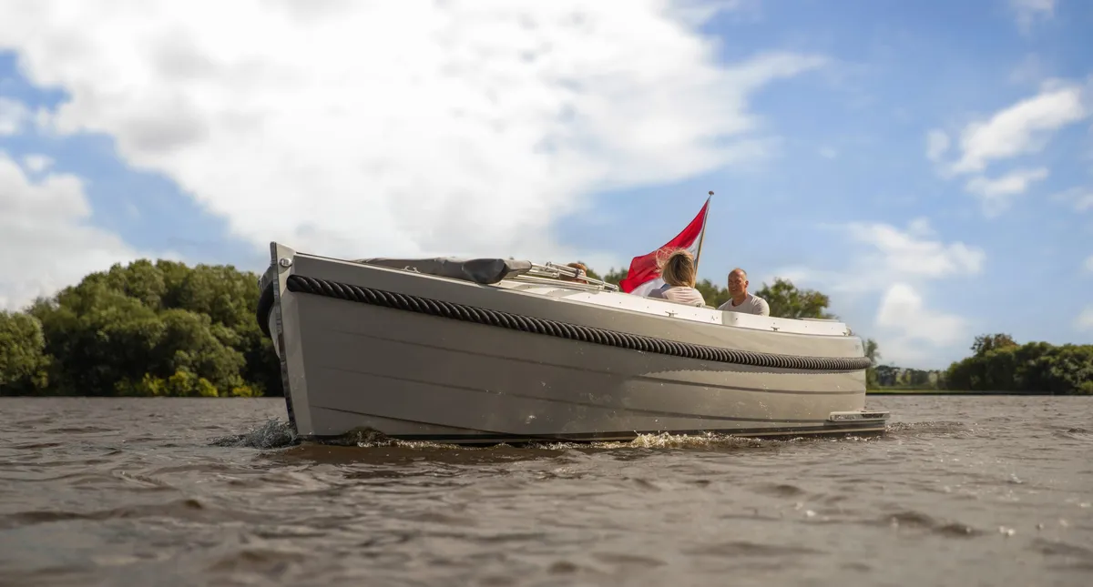 Maril 7NXT: Boot varend op water