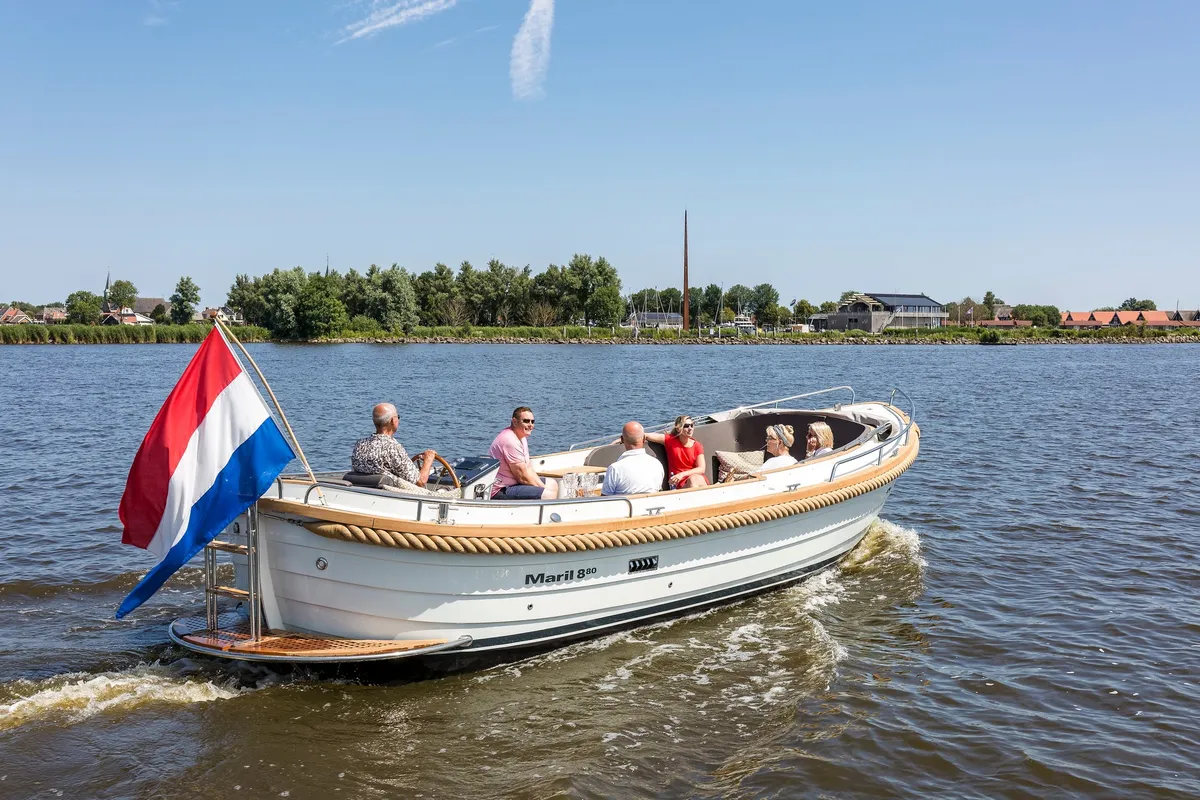 Maril 880: Boot varend met passagiers op water