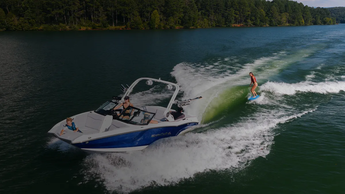 MasterCraft NXT22: Boot varend met wakesurfer