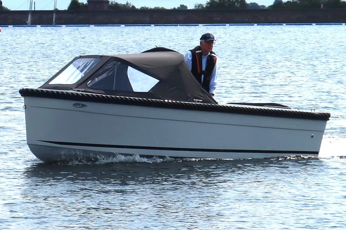 Maxima 490 XL Elektrisch: Boot varend op water