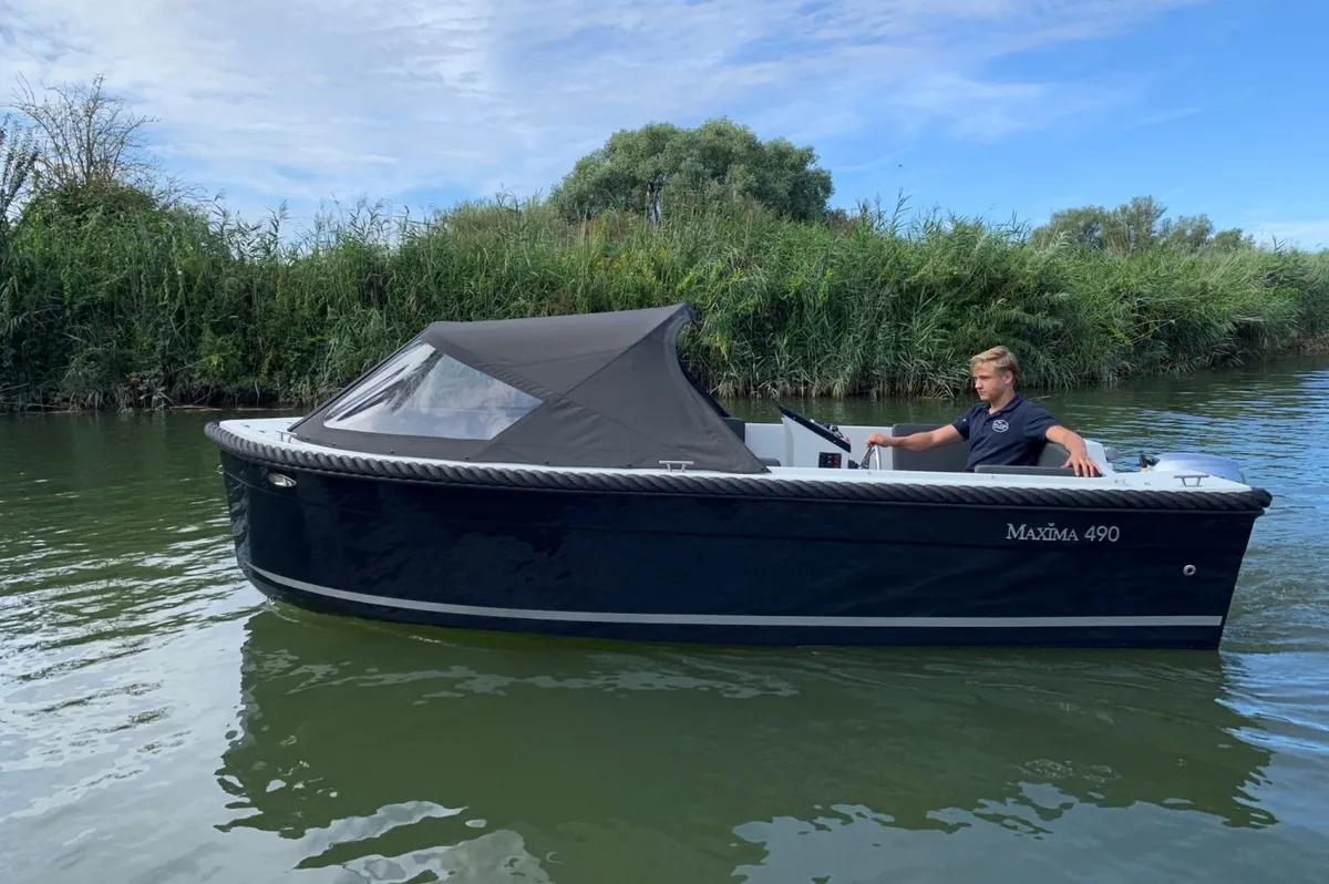 Maxima 490: Boot varend op rivier