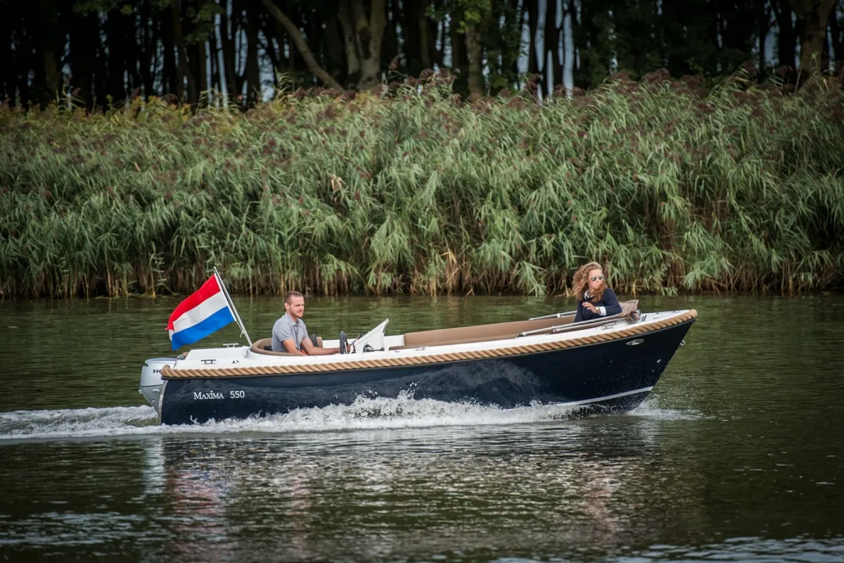 Maxima 550 Elektrisch: Boot varend op water