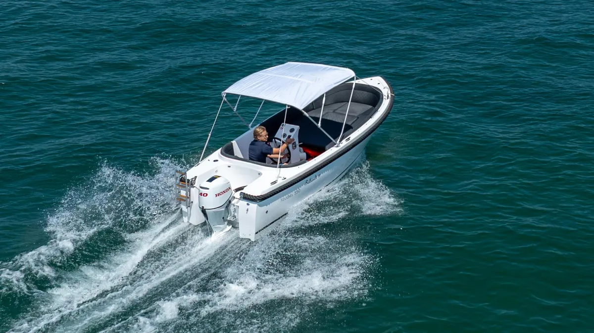 Maxima 550: Boot varend op zee