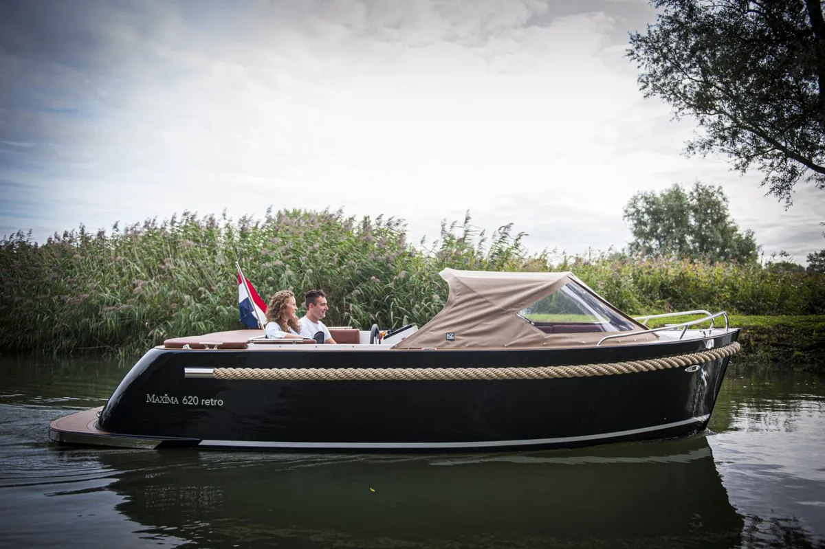 Maxima 620 Retro MC Elektrisch: Boot varend op water
