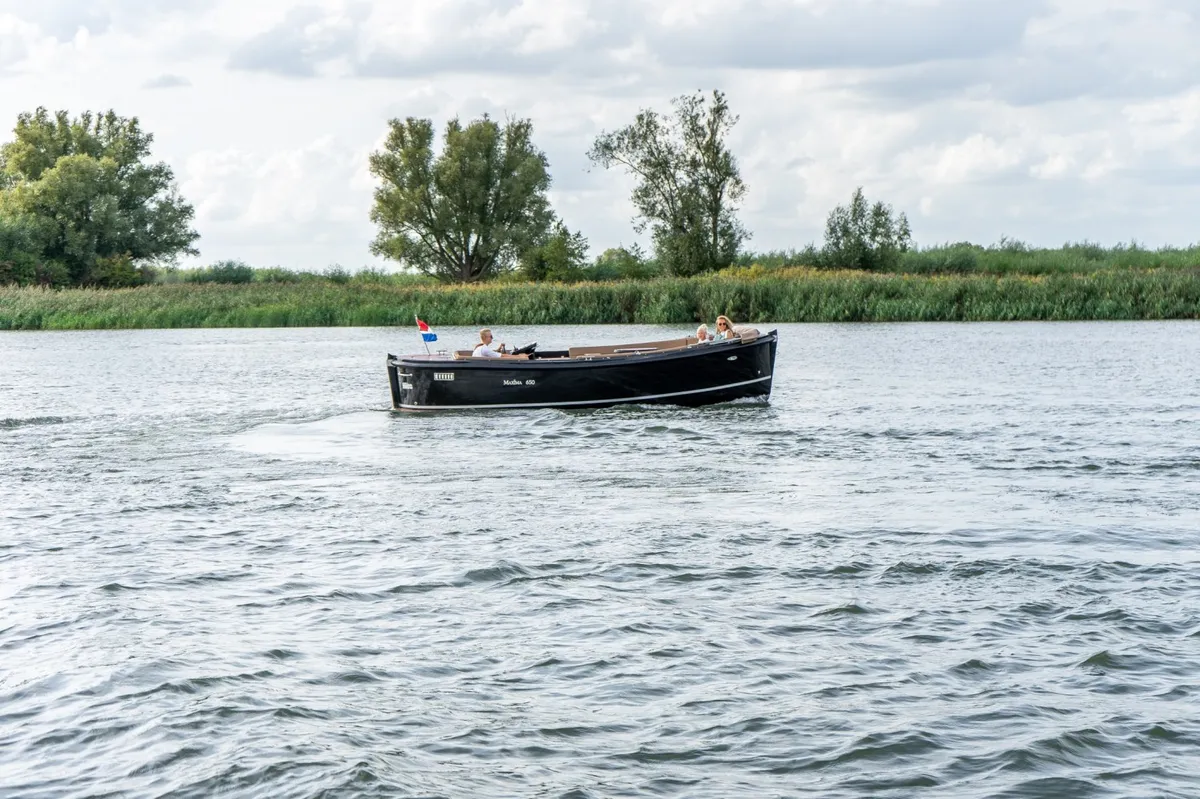 Maxima 650 Flying Lounge Elektrisch: Zwarte boot vaart op water