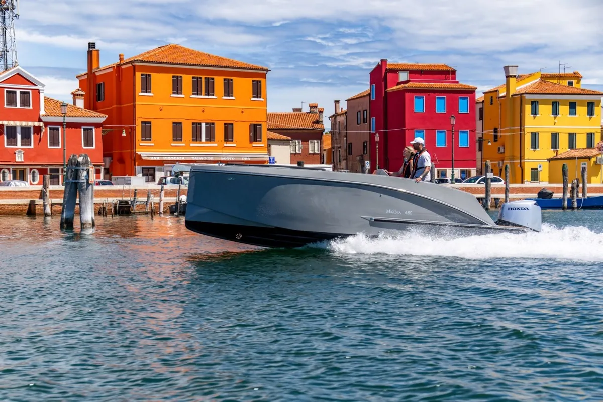 Maxima 680 Sport Lounge: Speedboot vaart door kanaal