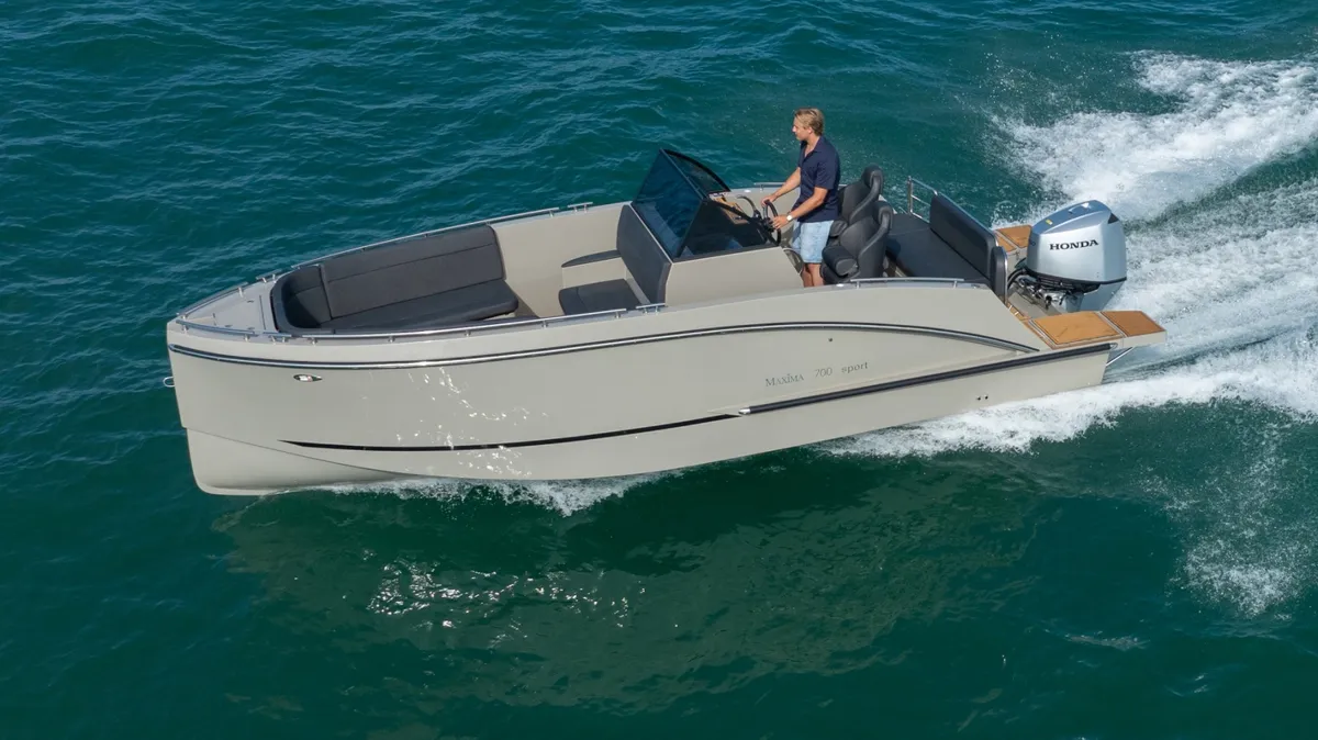 Maxima 700 Sport: Boot varend op zee