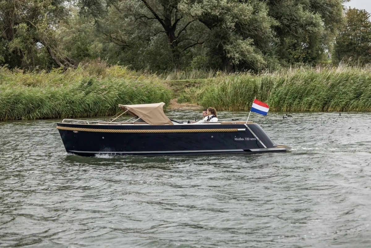 Maxima 720 Retro: Boot varend op rivier