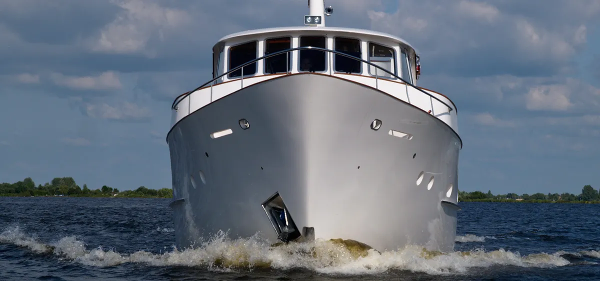 Menken Maritiem Dutchess: Boot varend op water