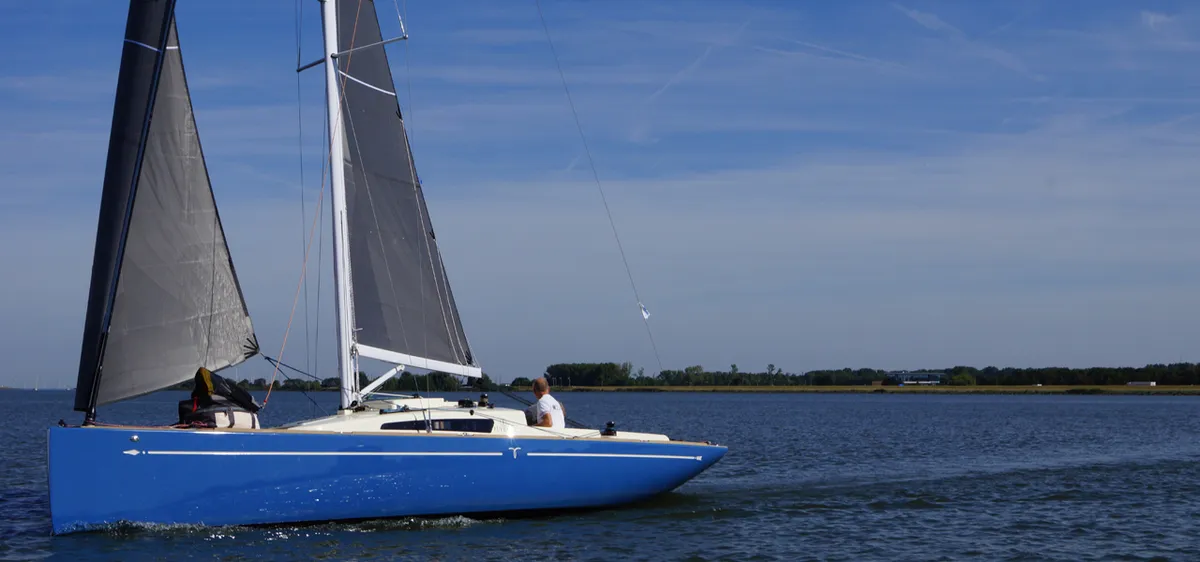 Menken Maritiem Flyer33: Zeilboot varend op water