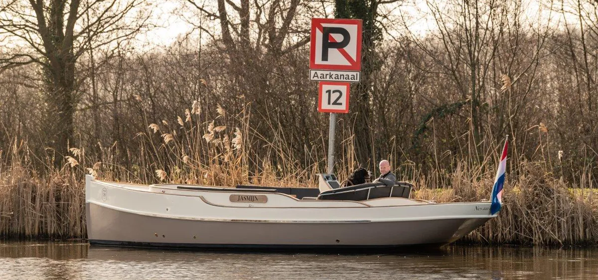 Menken Maritiem Henley28: Boot afgemeerd bij kanaal