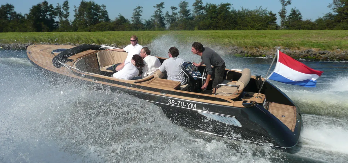 Menken Maritiem Hudson26: Speedboot varend met passagiers