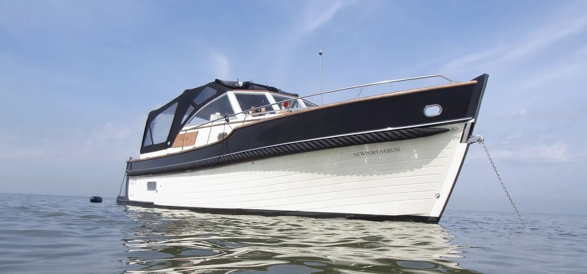 Menken Maritiem Newport Bass: Boot afgemeerd op water