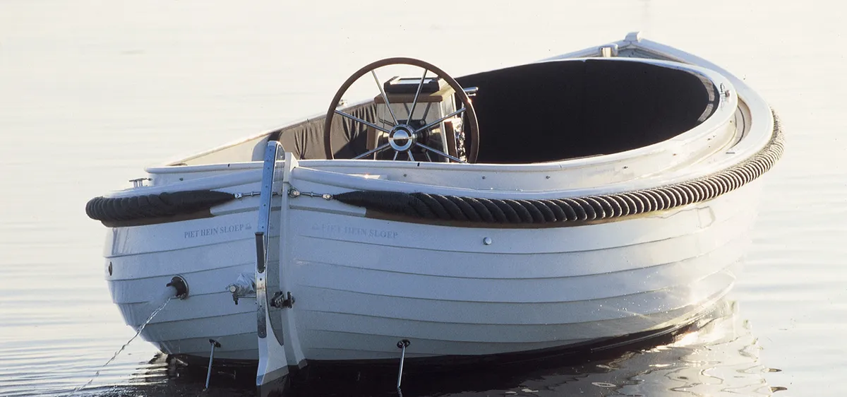 Menken Maritiem Piet Hein sloep: Witte sloep op water