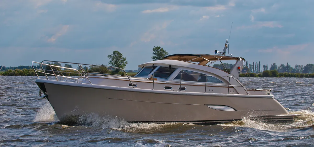 Menken Maritiem Reeves36: Boot varend op water