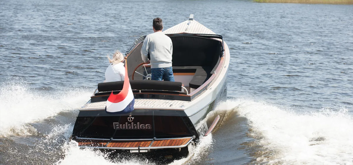 Menken Maritiem The CAB XL: Boot varend met nederlandse vlag