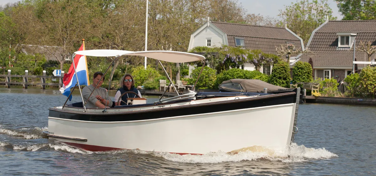 Menken Maritiem The CAB: Boot varend op water