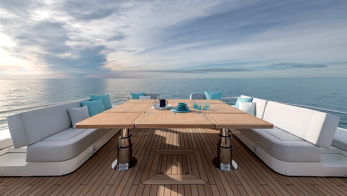 Monte Carlo Yachts MCY 105 Skylounge: Dektafel met zitbanken zee