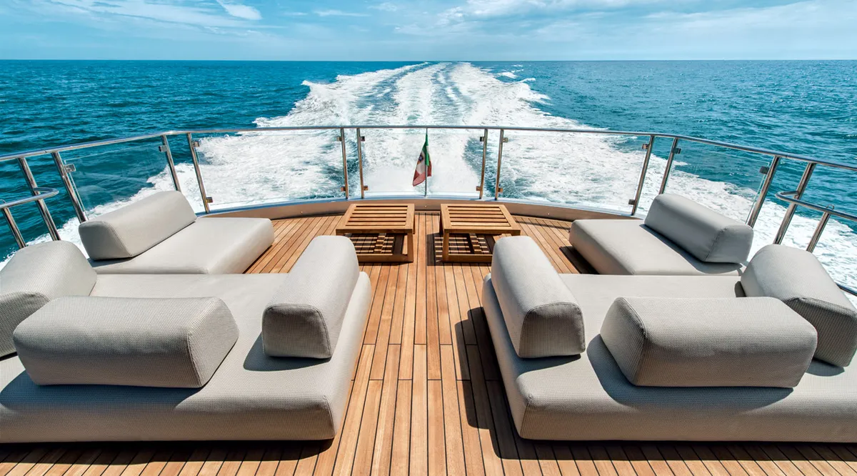 Monte Carlo Yachts MCY 105: Achterdek met loungebanken op zee