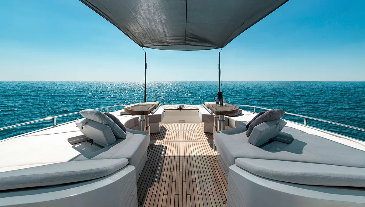 Monte Carlo Yachts MCY 70: Voordek met loungebanken en zeezicht