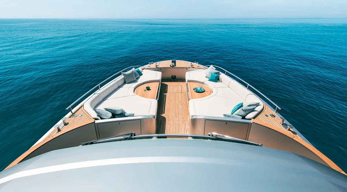 Monte Carlo Yachts MCY 76: Voordek met loungebank zee