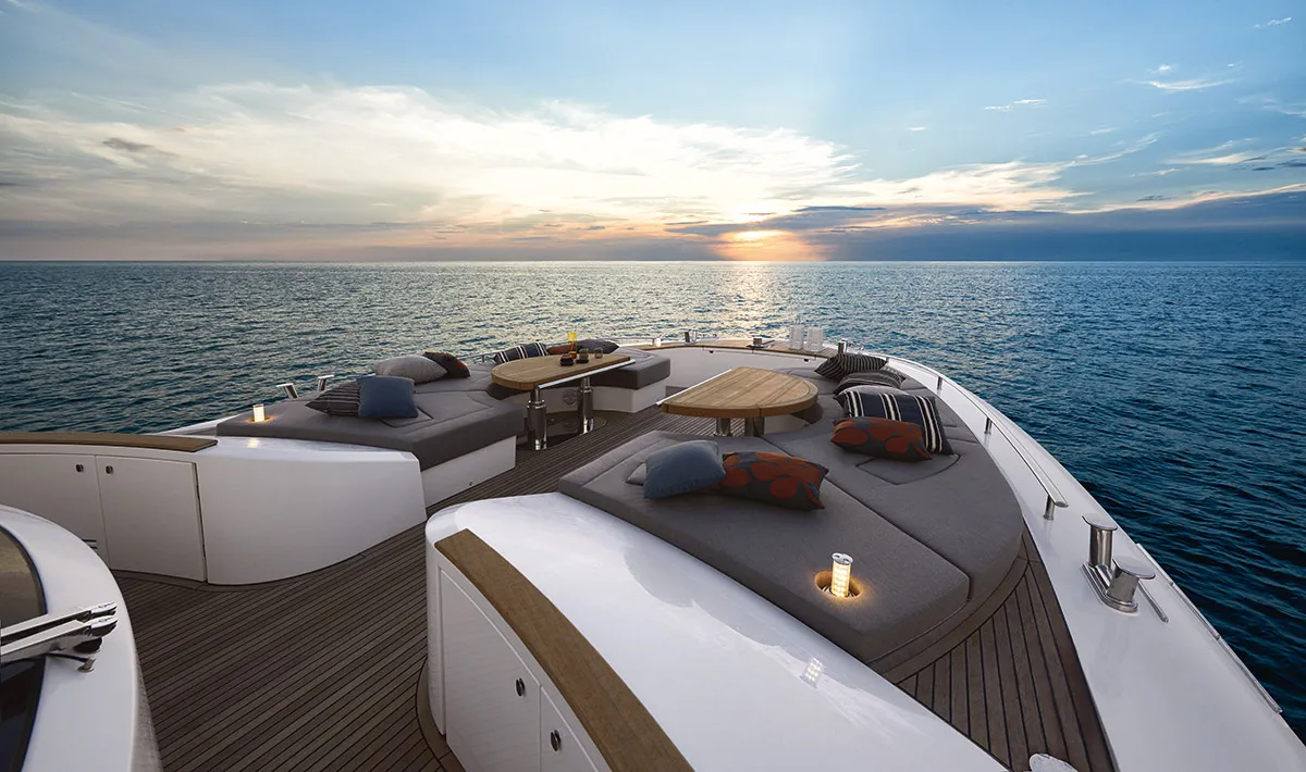 Monte Carlo Yachts MCY 80: Voordek met loungebanken zonsondergang
