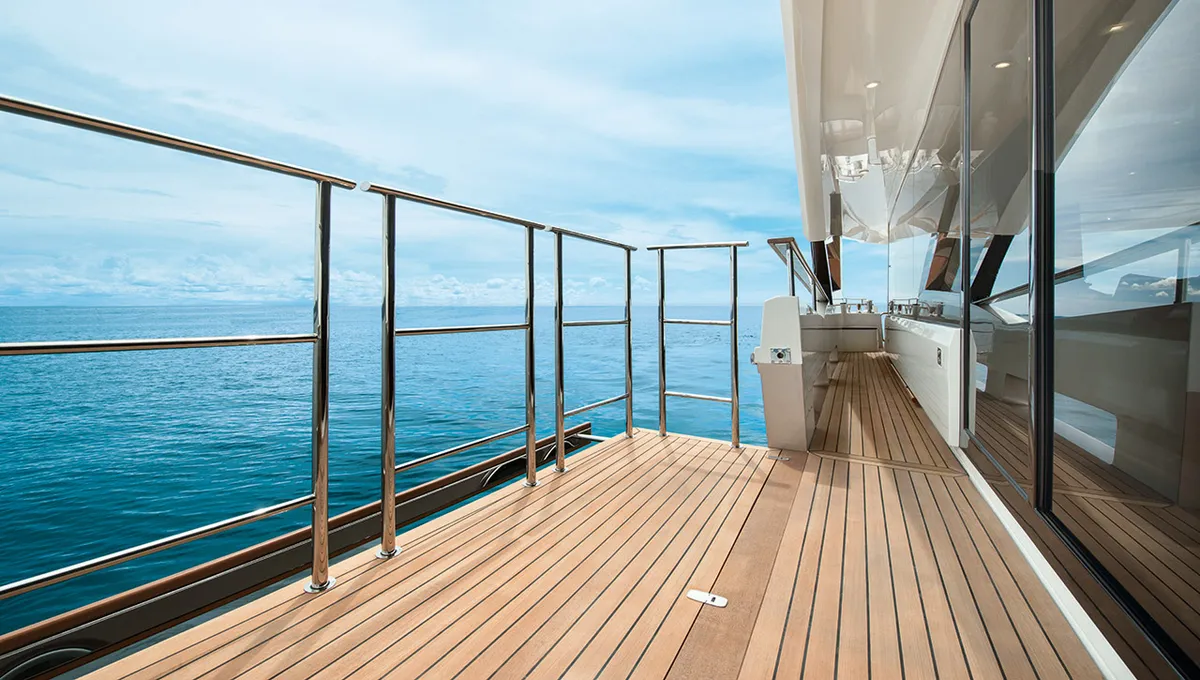 Monte Carlo Yachts MCY 96: Houten dek met reling zee