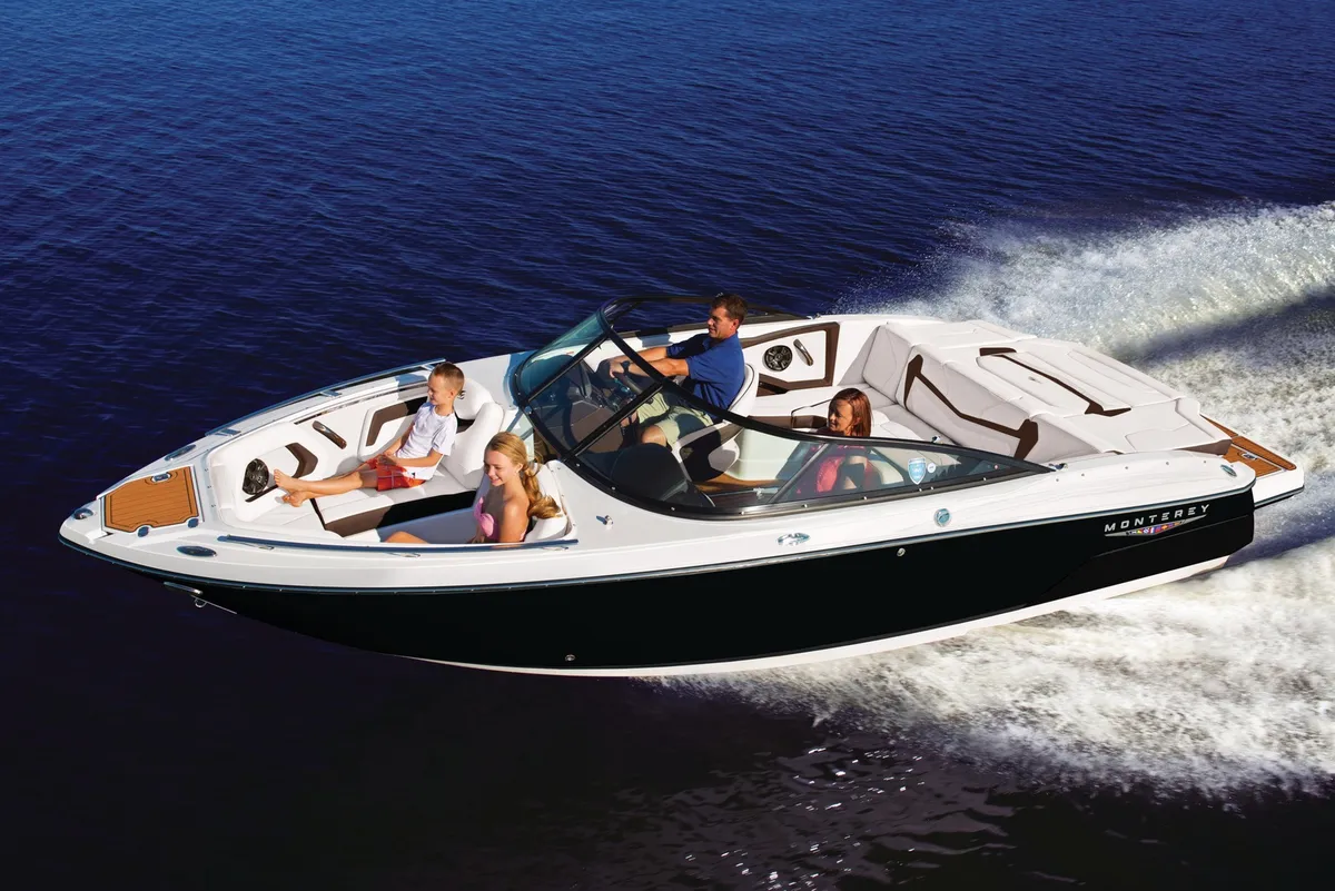 Monterey 238SS: Boot varend met passagiers