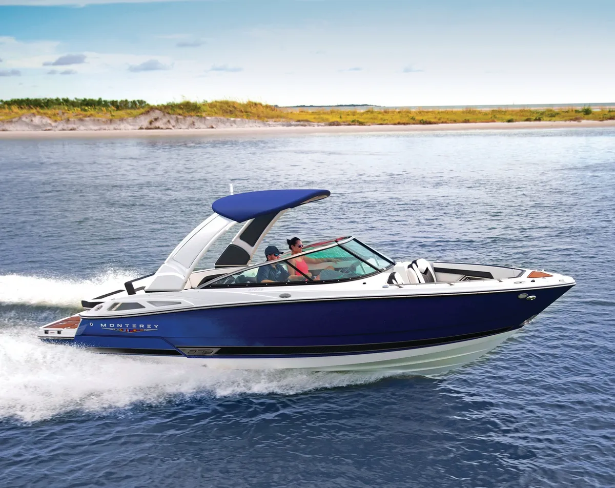 Monterey 278SS: Boot varend op het water