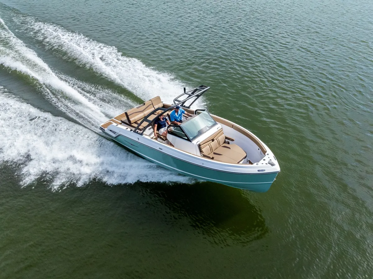 Monterey Elite 23 SD: Boot varend van bovenaf