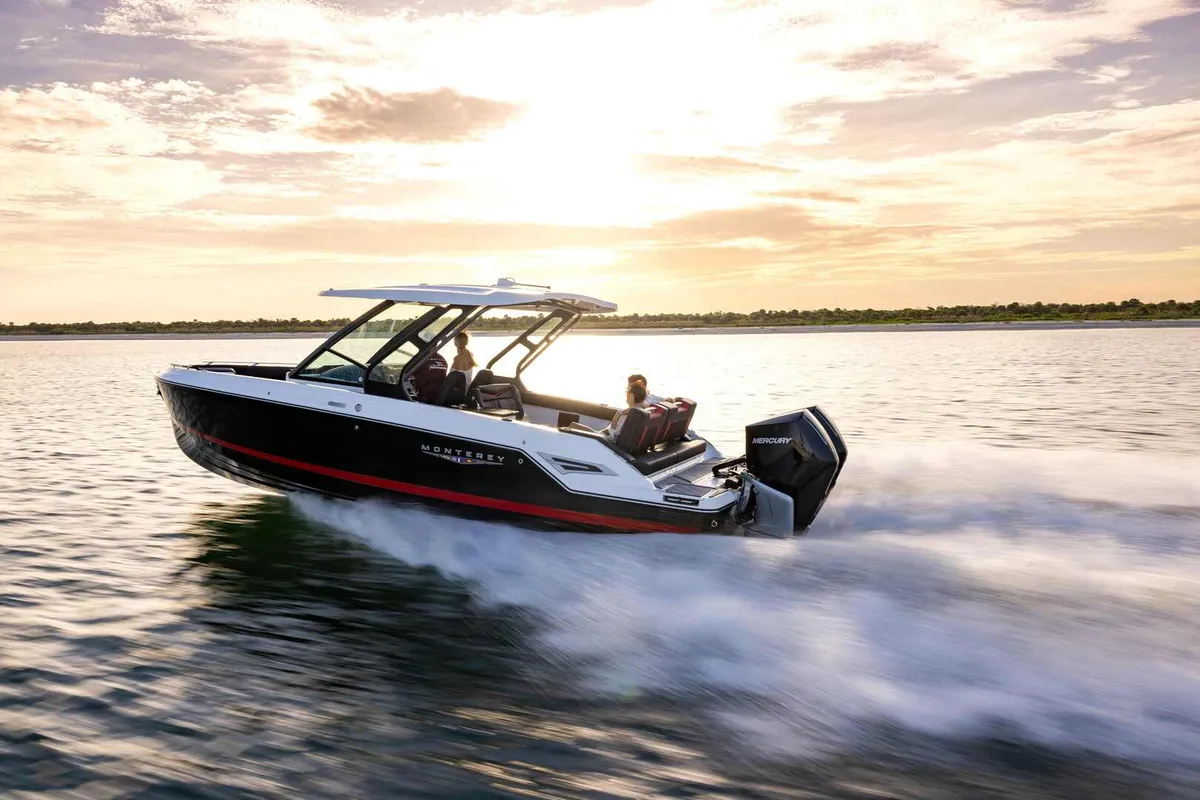 Monterey Elite 30 OB: Boot varend bij zonsondergang