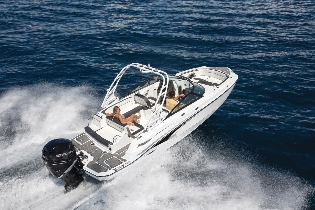 Monterey M-45: Boot varend van bovenaf
