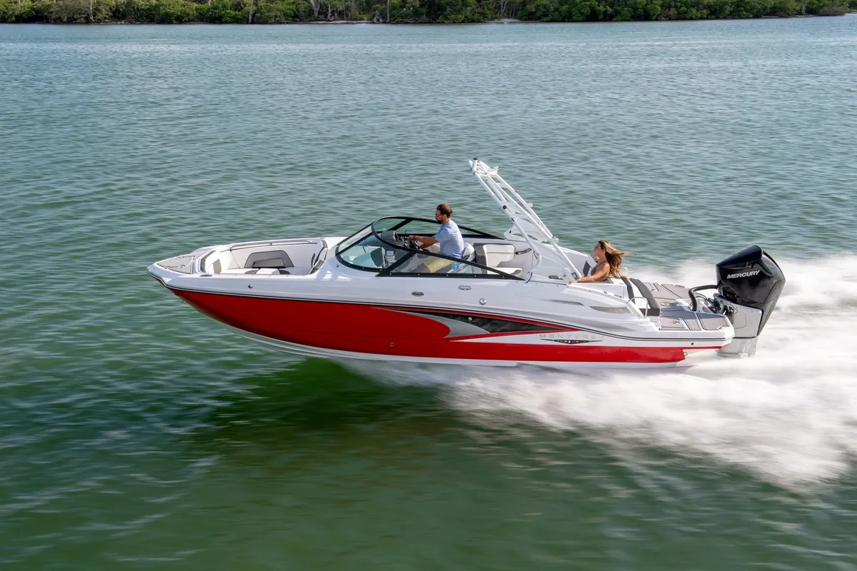 Monterey M-65: Boot varend op meer