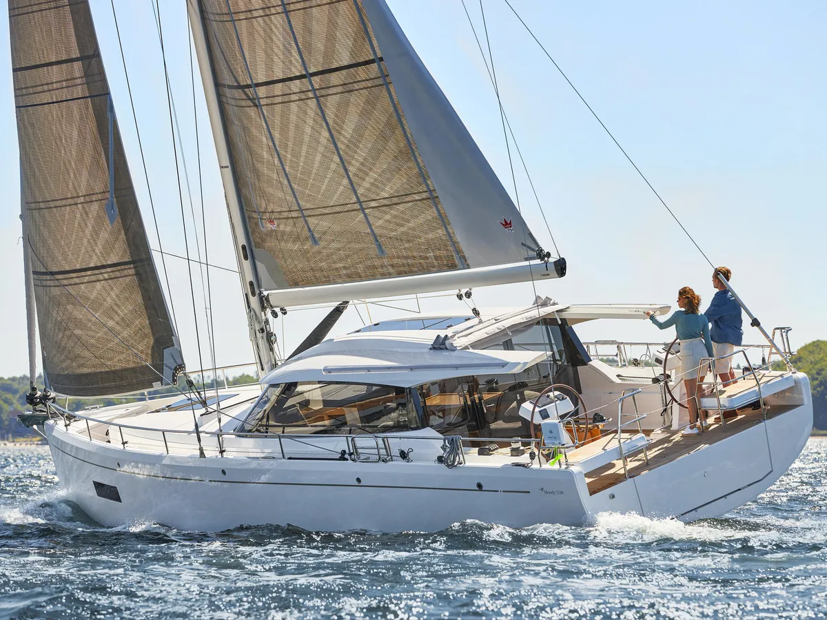 Moody DS41: Zeilboot varend op water