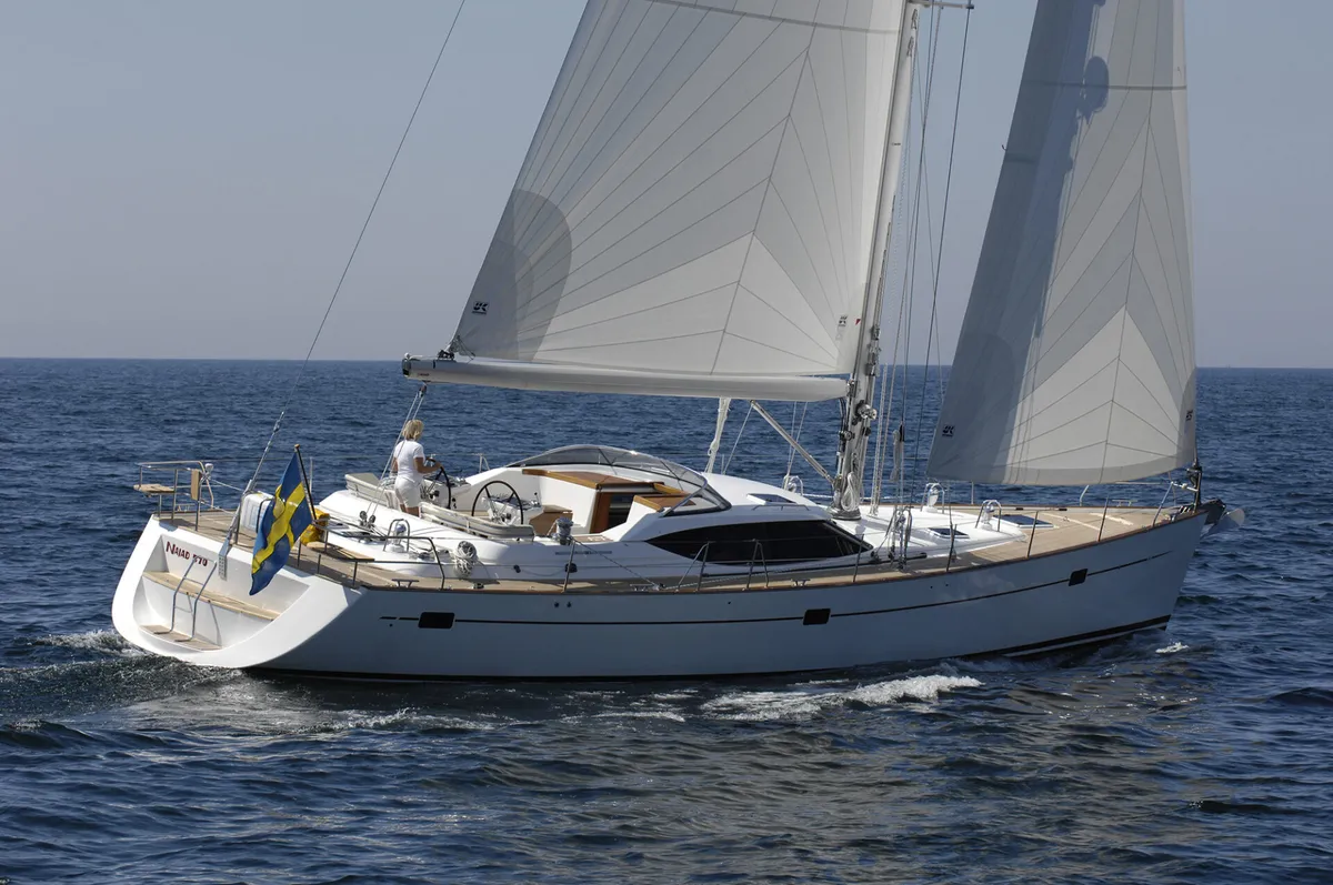 Najad N570 CC: Zeilboot varend op zee