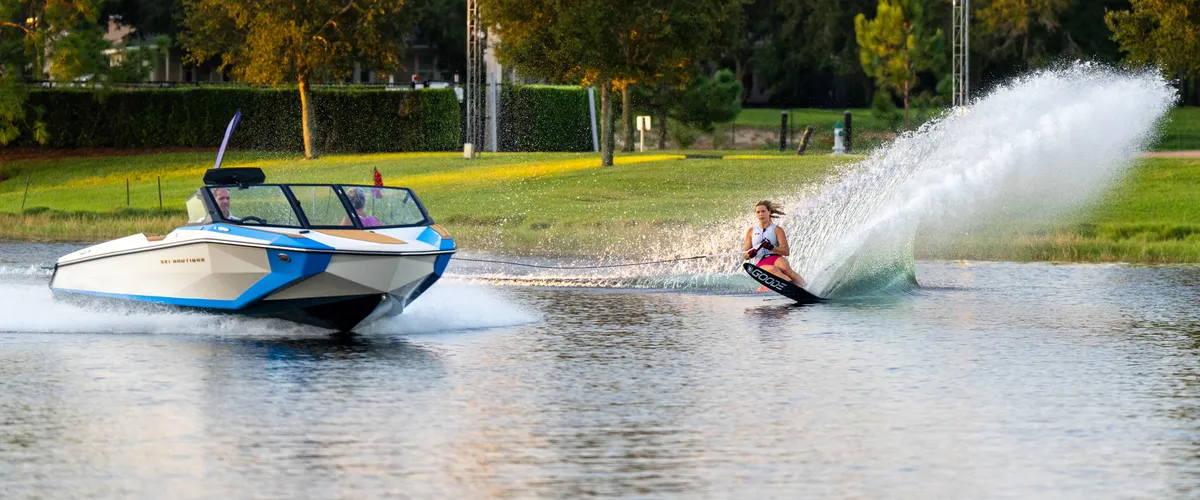 Nautique Ski Nautique: Waterskier achter de boot