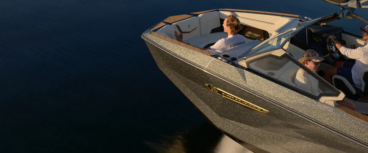 Nautique Super Air Nautique G23: Boot varend in avondlicht