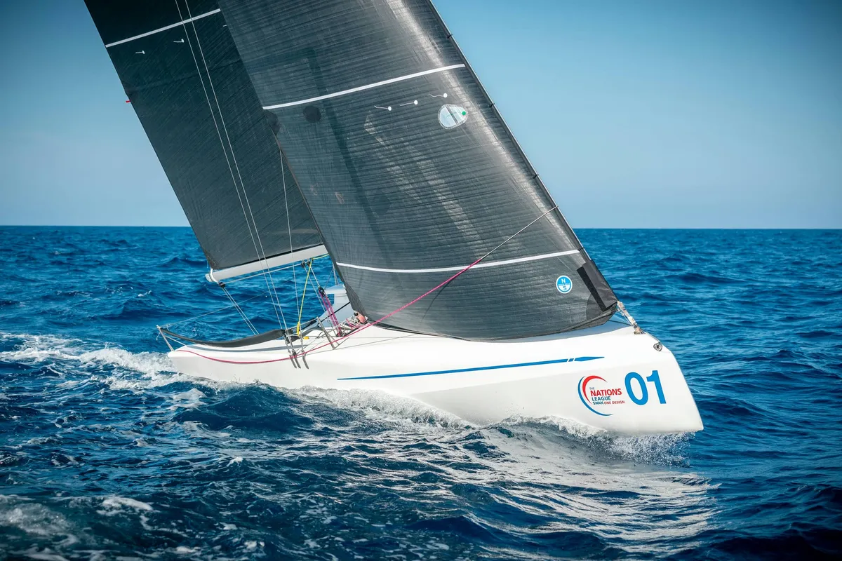 Nautor Swan ClubSwan 28: Zeilboot vaart op zee