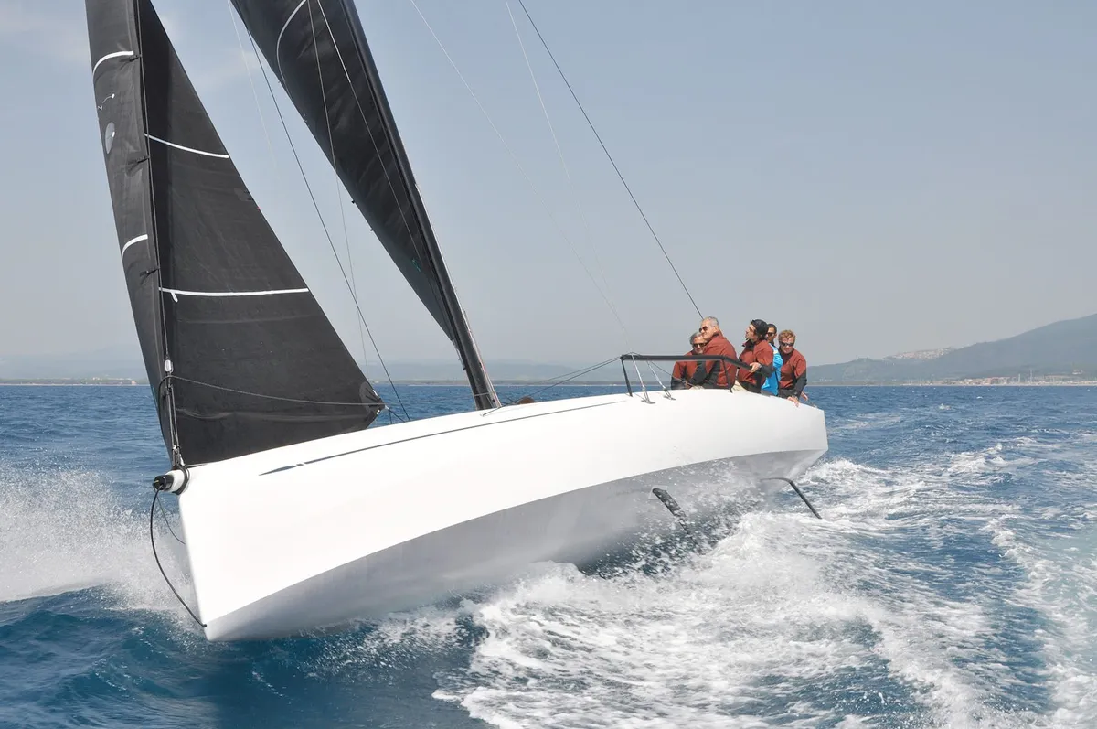 Nautor Swan ClubSwan 36: Zeilboot vaart snel over zee